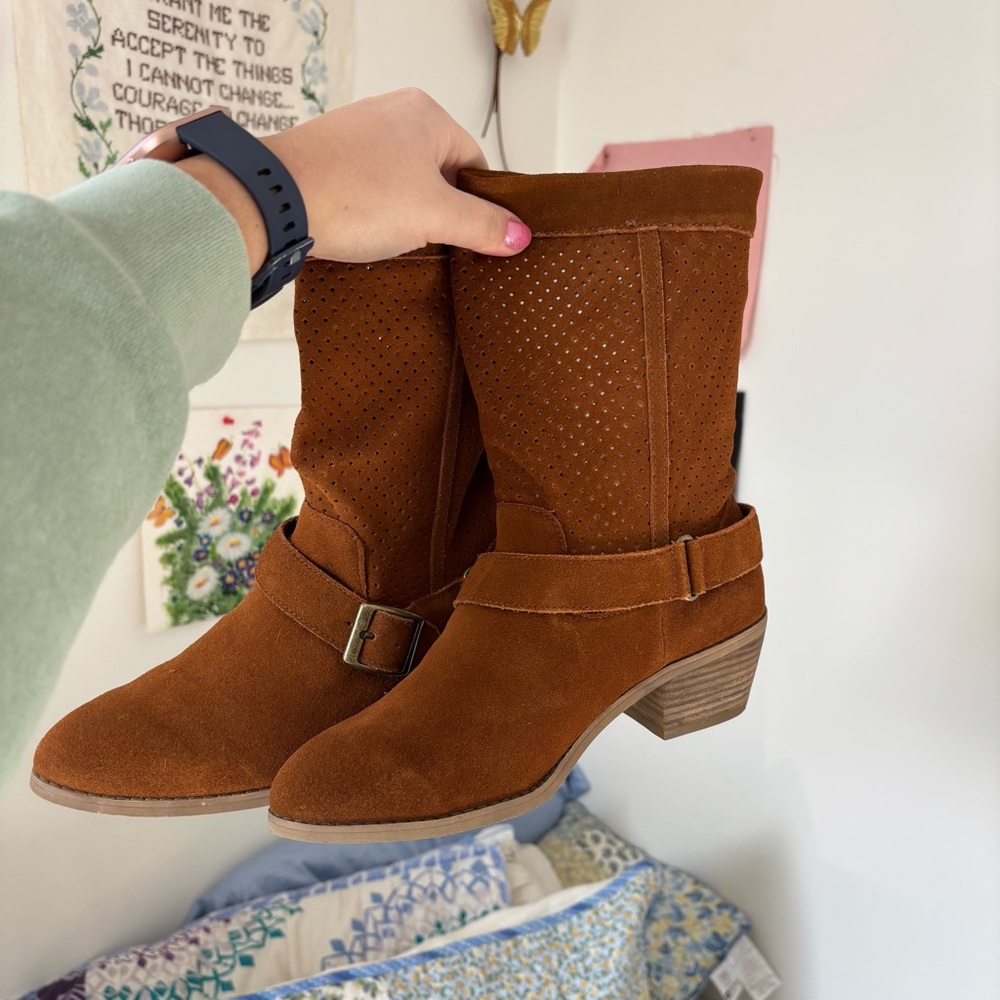 Brown Y2K buckle early 2000s boots